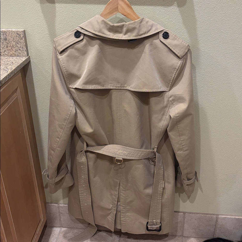 Burberry Mens Beige Trench Coat with Black Accents - Picture 11 of 14